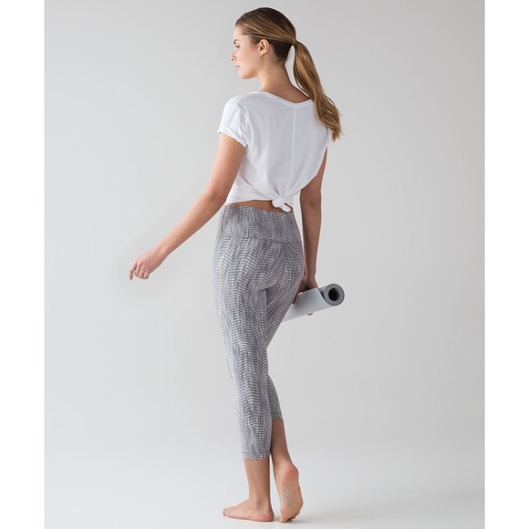 lululemon athletica Pants - Lululemon Wunder Under High Rise 21” Grey White Patterned Cropped Leggings